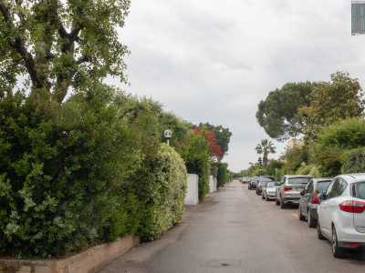 Superata la portineria la prima impressione che si ha � quella di essere entrati in una sorta di �villaggio vacanze�, puntellato da villette con lussureggianti giardini privati...